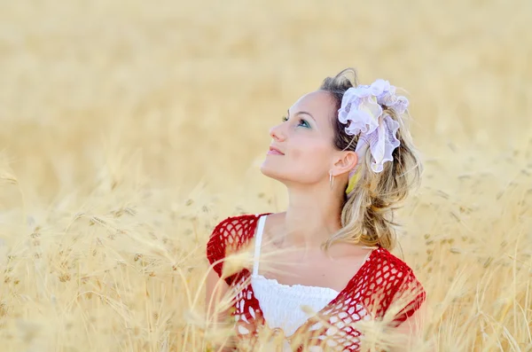 Ung vacker kvinna på gyllene spannmål fältet i sommar — Stockfoto