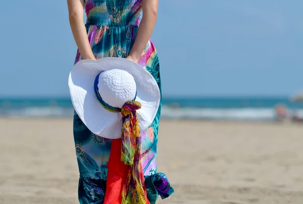 Ung kvinna på stranden på sommaren — Stockfoto