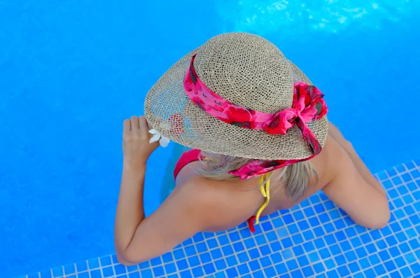 在游泳池放松的年轻女子 — 图库照片