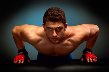 atletik genç adam