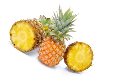 Beyaz arkaplanda izole edilmiş ananas