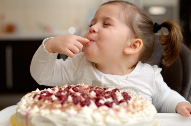 sevimli küçük kız pasta yemeye