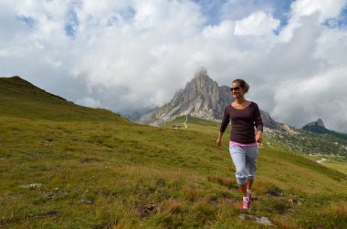 genç kadın turist Alp bölgesindeki