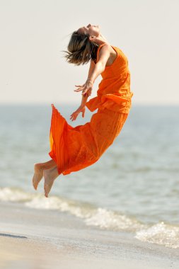 Yazın sahilde genç bir kadın.