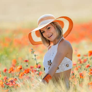 altın buğday alanında yaz aylarında genç güzel kadın