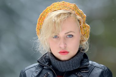 güzel bir kadın portresi açık