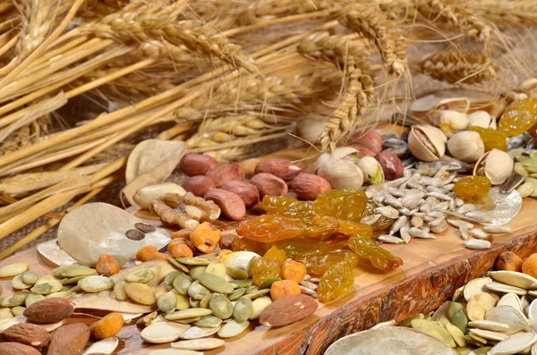 Сушене зерно та фрукти — стокове фото