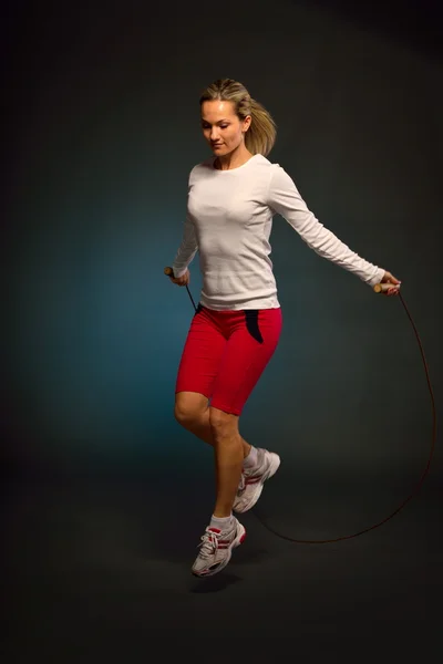 Bela jovem mulher exercitando — Fotografia de Stock