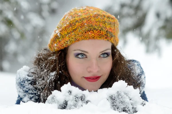 Ładna kobieta portret odkryty — Zdjęcie stockowe