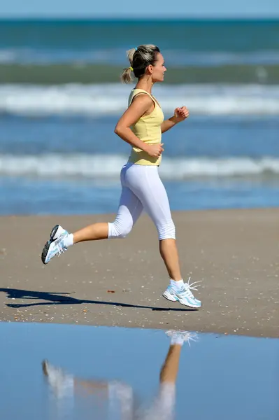 Young woman jogging on the beach — Stock Photo, Image