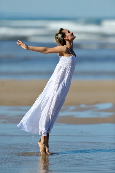 Młoda kobieta na plaży w lecie — Zdjęcie stockowe