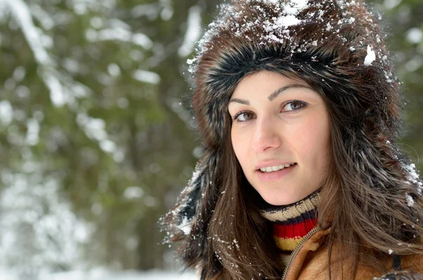 Giovane donna all'aperto in inverno — Foto Stock