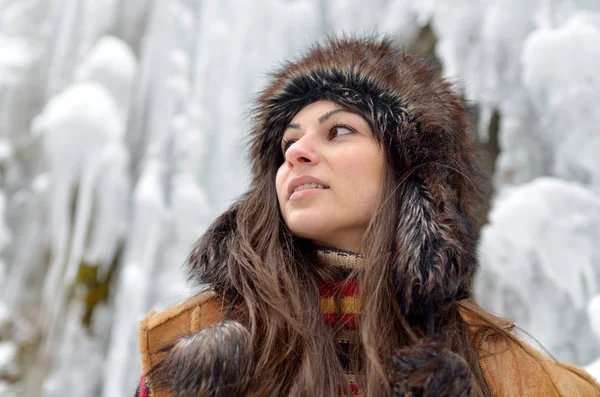 Junge Frau im Winter im Freien — Stockfoto