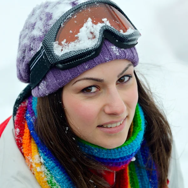 Mladá žena venkovní v zimě — Stock fotografie