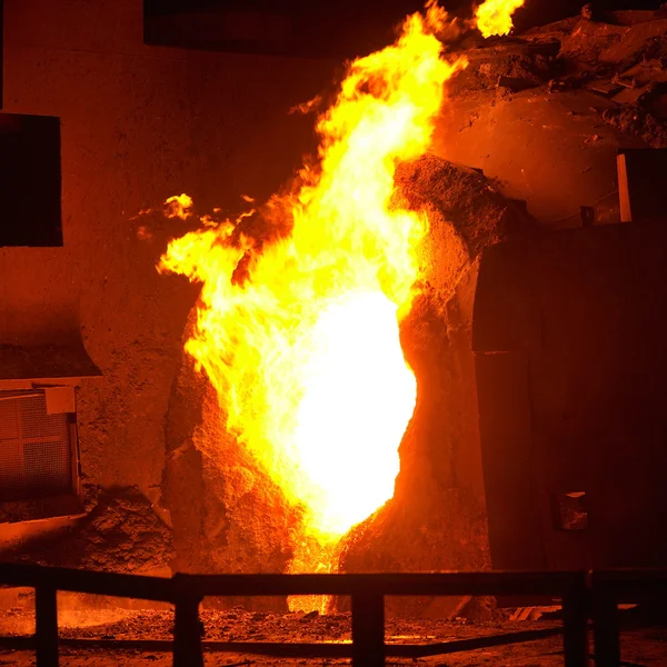 Гарячий метал на заводі — стокове фото