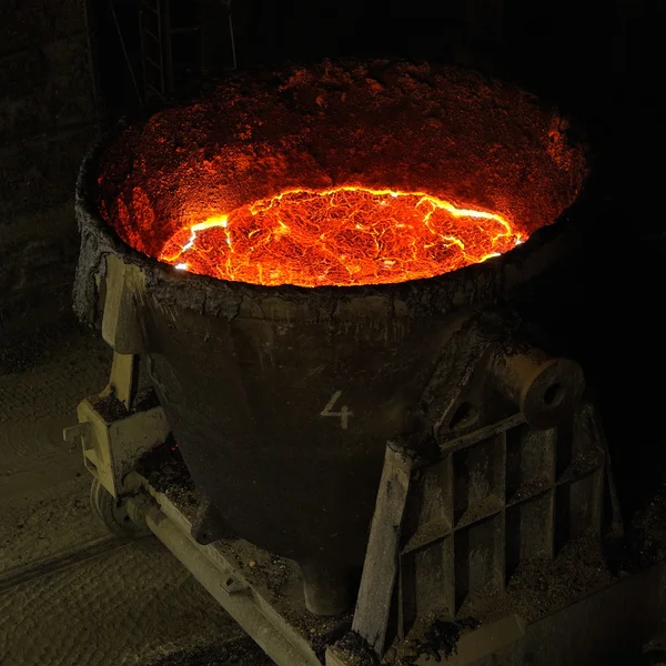 Горячий металл на заводе — стоковое фото
