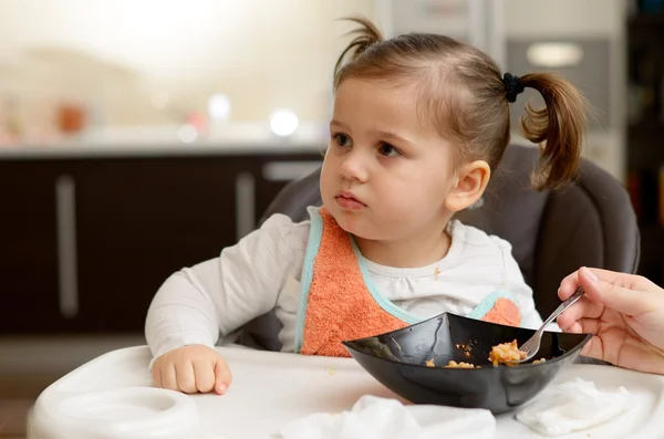 Мила маленька дівчинка їсть торт — стокове фото