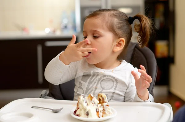 可爱的小女孩吃蛋糕 — 图库照片