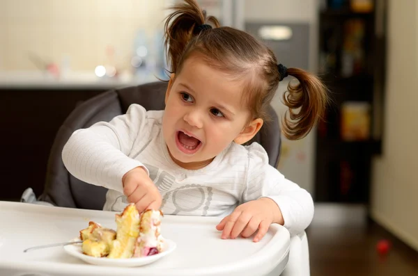 Schattig klein meisje eten taart — Stockfoto