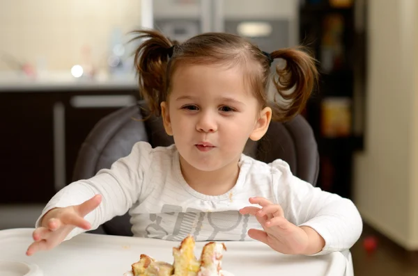 케이크를 먹는 귀여운 소녀 — 스톡 사진