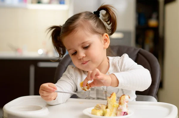 Sevimli küçük kız pasta yemeye — Stok fotoğraf