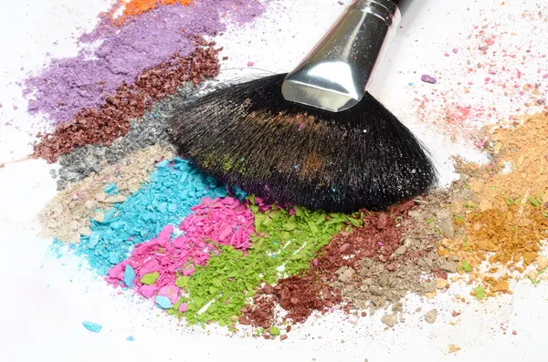 Escova de maquilhagem profissional na sombra esmagada colorida — Fotografia de Stock