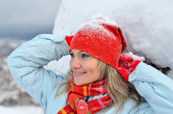 Jovem mulher desfrutando a neve — Fotografia de Stock