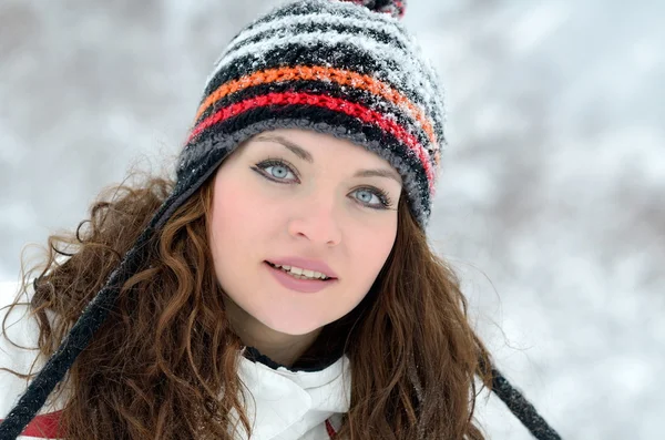 Genç kadın kar keyfi Kışın açık — Stok fotoğraf