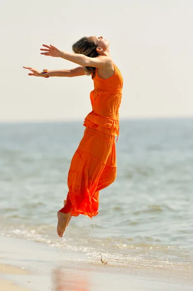 Mujer joven en la playa en verano — Foto de Stock