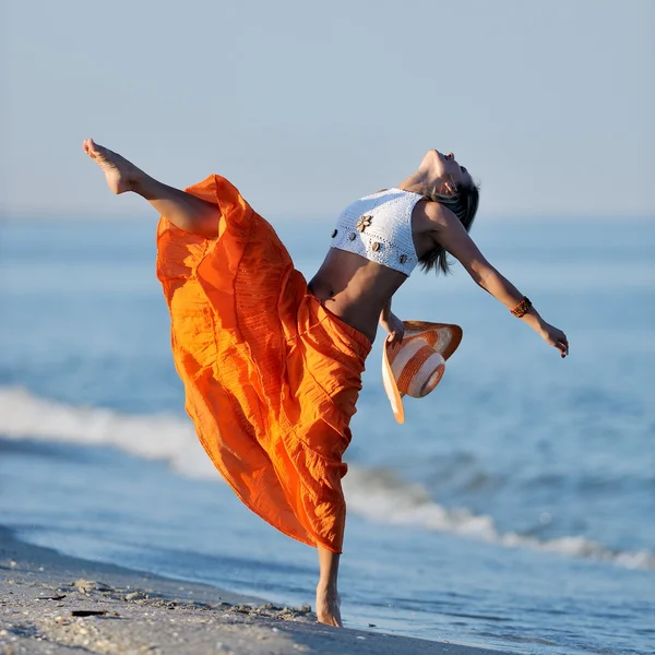 Молода жінка на пляжі влітку — стокове фото