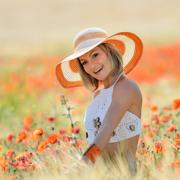 Fiatal nő gyönyörű aranyszínű Búzamező, nyáron — Stock Fotó