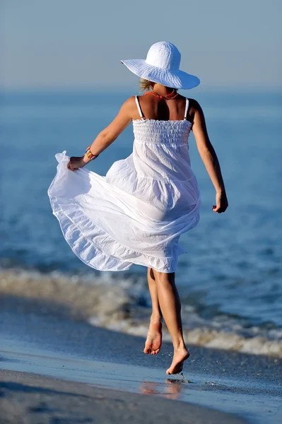 Yazın sahilde genç bir kadın. — Stok fotoğraf