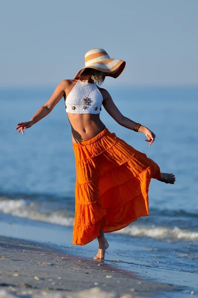 Yazın sahilde genç bir kadın. — Stok fotoğraf