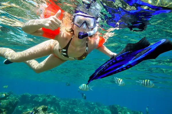 Jovem mulher snorkeling — Fotografia de Stock