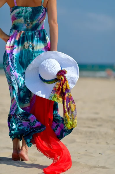 Junge Frau im Sommer am Strand — Stockfoto