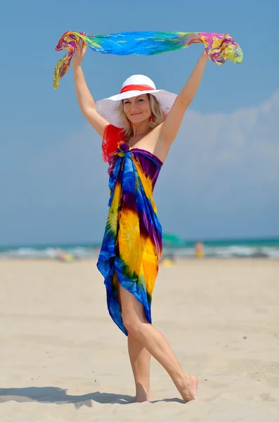 Jeune femme sur la plage en été — Photo