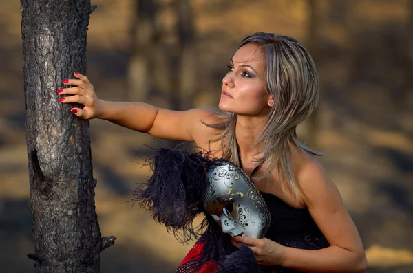 Bella donna che tiene maschera di carnevale — Foto Stock