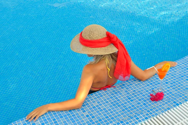 Młoda kobieta relaks w basenie — Zdjęcie stockowe