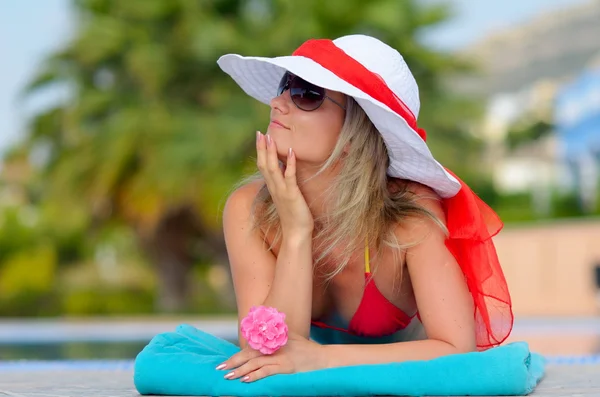 Jonge vrouw ontspannen bij het zwembad — Stockfoto