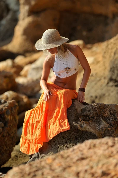 Ung Sensuell kvinna på stranden i sommar — Stockfoto