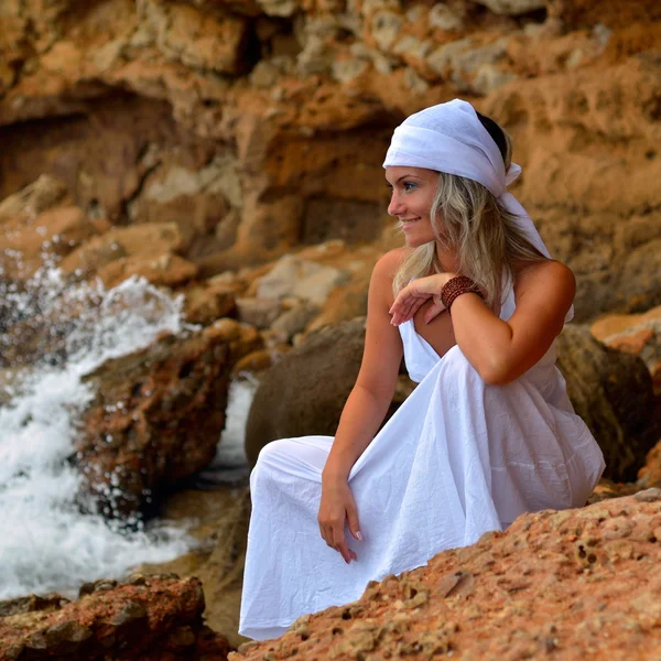 Ung Sensuell kvinna på stranden i sommar — Stockfoto