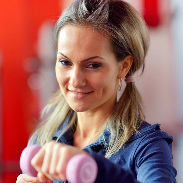 Junge Frau trainiert im Fitnessstudio — Stockfoto