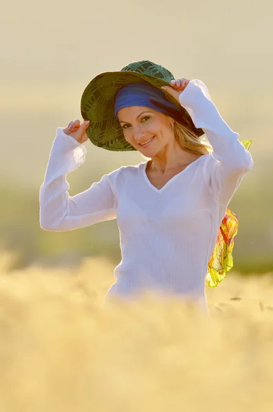 Jeune belle femme sur champ de céréales dorées en été — Photo