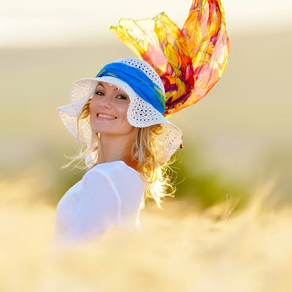 Jovem mulher bonita no campo de cereais dourados no verão — Fotografia de Stock