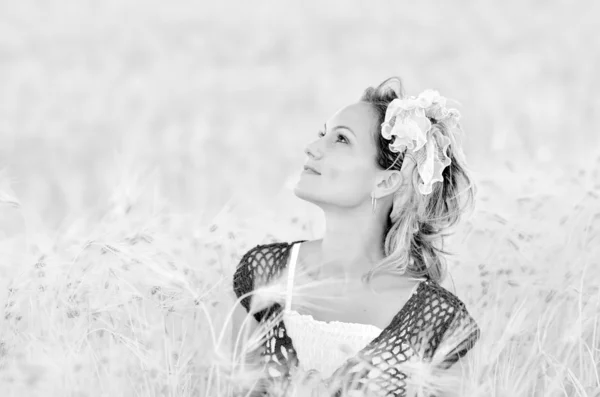 Ung vacker kvinna på gyllene vete fält i sommar — Stockfoto