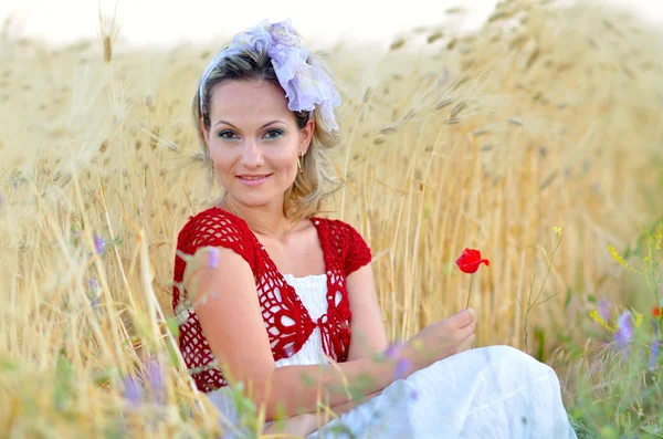 Ung vacker kvinna på gyllene vete fält i sommar — Stockfoto