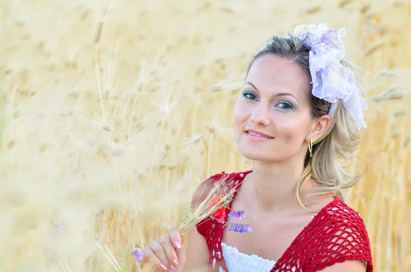Young beautiful woman on golden wheat field in summer — Stock Photo, Image