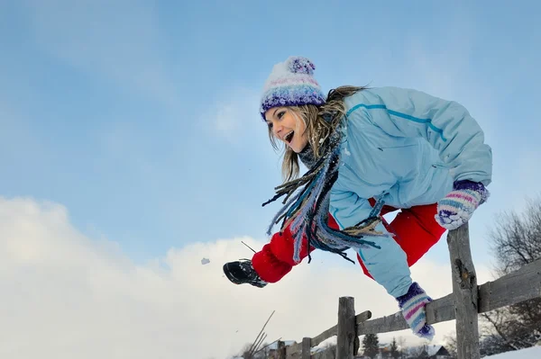 Молодая женщина прыгает на открытом воздухе — стоковое фото
