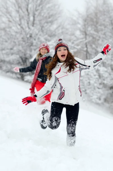 Jovens mulheres ao ar livre no inverno curtindo a neve — Fotografia de Stock