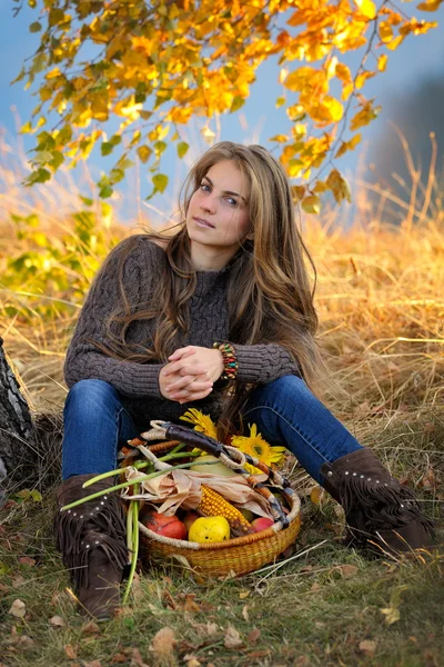 Mujer joven sosteniendo cesta de verduras al aire libre —  Fotos de Stock